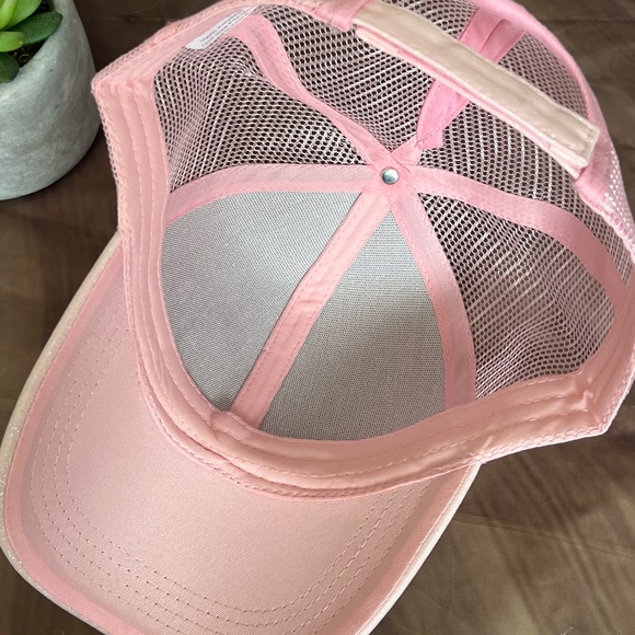 NWOT-GLITTER PONYTAIL TRUCKER HAT LIGHT PINK - Picture 14 of 14